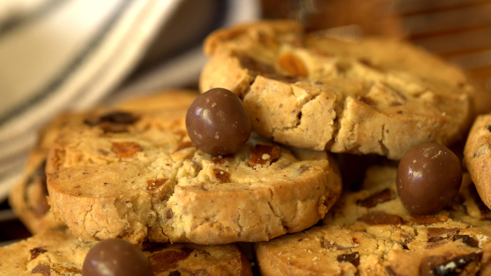 Menz FruChoc & Apricot Biscuits